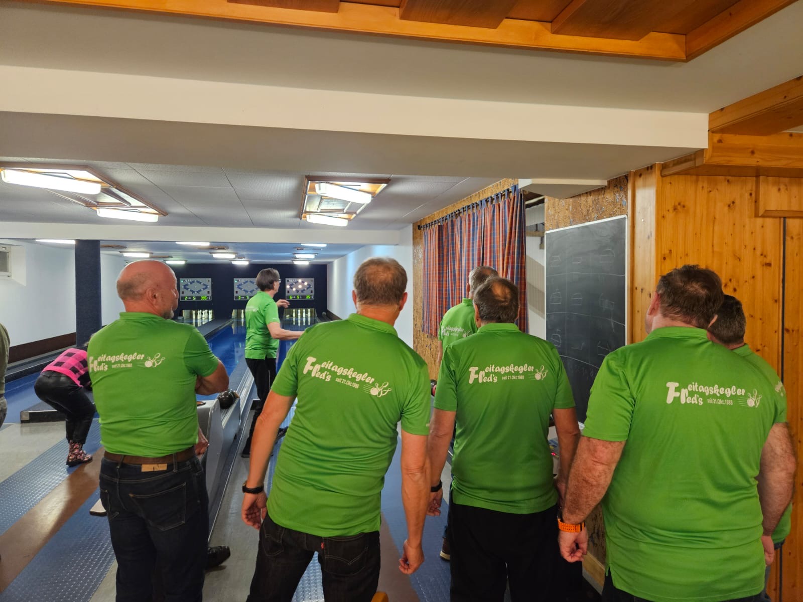 Alle interessiert! Präsi legt 5 Kegeln vor!